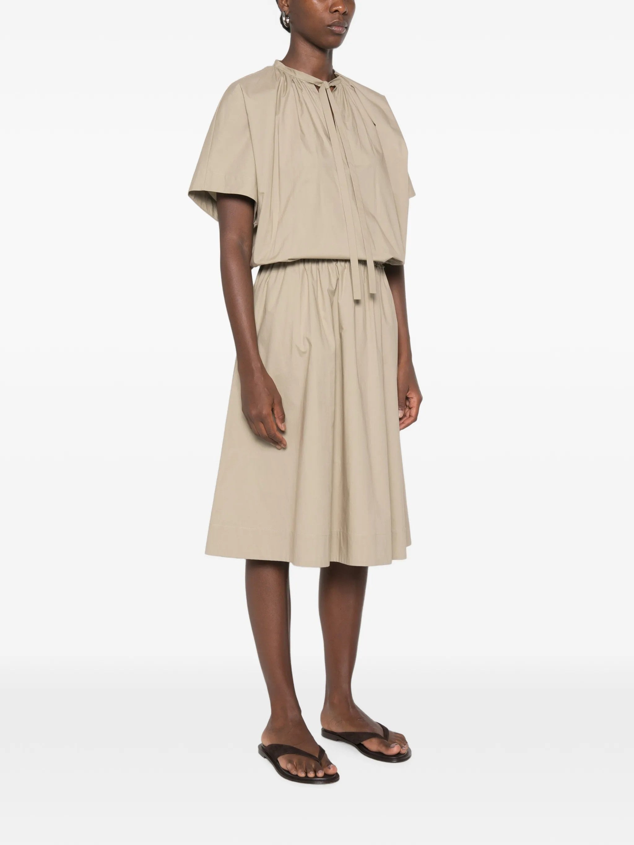 Su VESTITI Grigio
