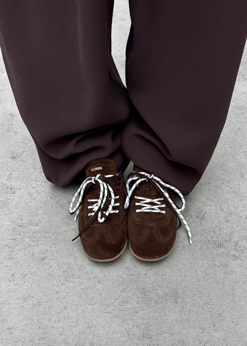       SNEAKERS         